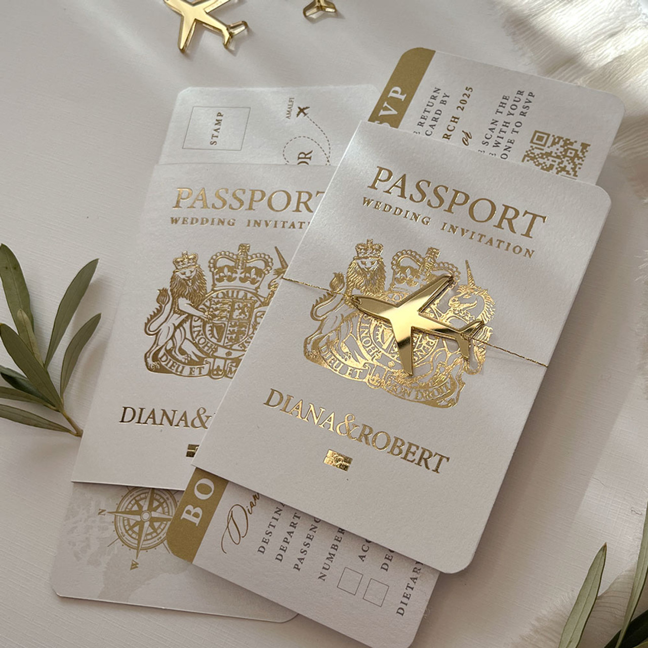 Custom Elegant White Hardcover Passport Wedding Invitations Card Gold Acrylic Decor Hot Stamp Information Cards Mariage Party